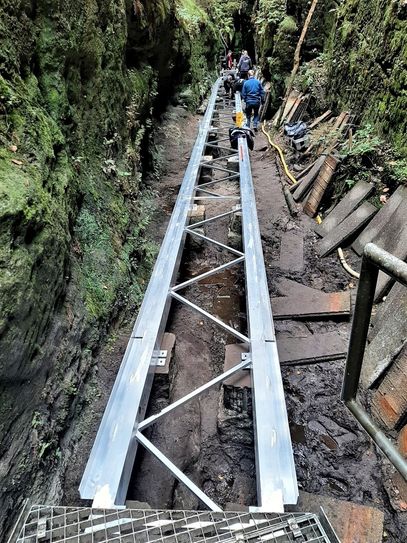 Die Schwedenlöcher sind wieder begehbar. Schwere Handarbeit leistete eine Spezialfirma aus Bretnig-Hauswalde, damit das eindrucksvolle Naturerlebnis der engen Felsgassen in den Schwedenlöchern möglich bleibt. Foto: M. Aulitzky