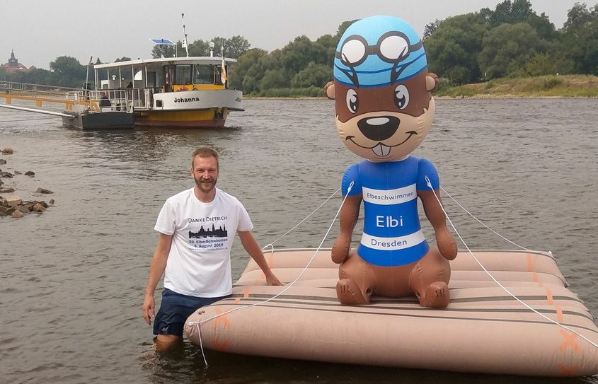 Daniel Baumann und Maskottchen Elbi an der Johannstädter Fähre, beide schwimmen am Sonntag mit. Foto: Torsten Fiedler