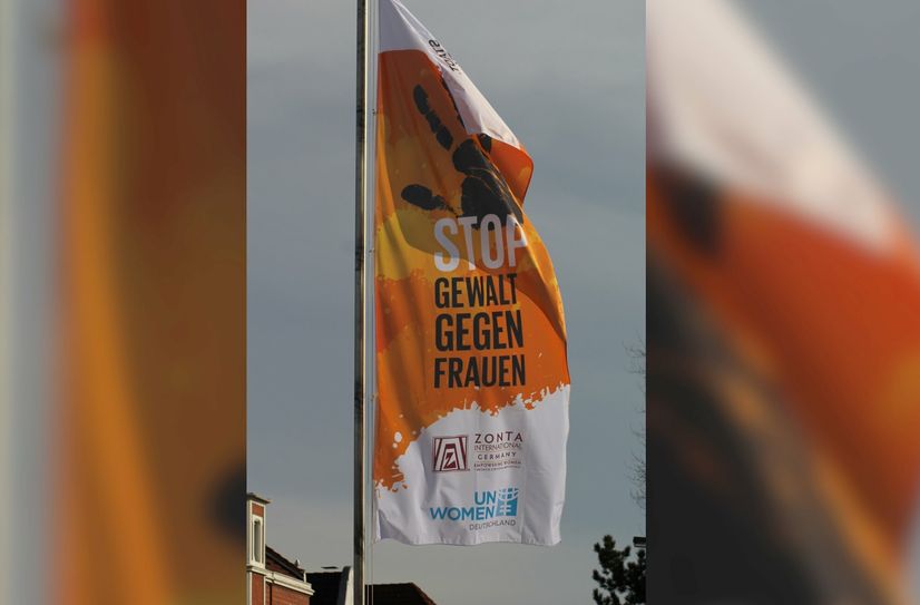 Mit dem Internationalen Tag zur Beendigung der Gewalt gegen Frauen  startet jährlich die UN-Kampagne »Orange The World«. Sie steht 2022 unter dem Motto »Stopp Gewalt gegen Frauen«.