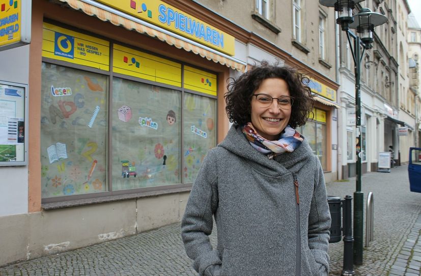 Jana Lambrich vor dem aktuell geschlossenen Spielzeugladen, dem sie wieder Leben einhauchen will.  Foto: T. Keil