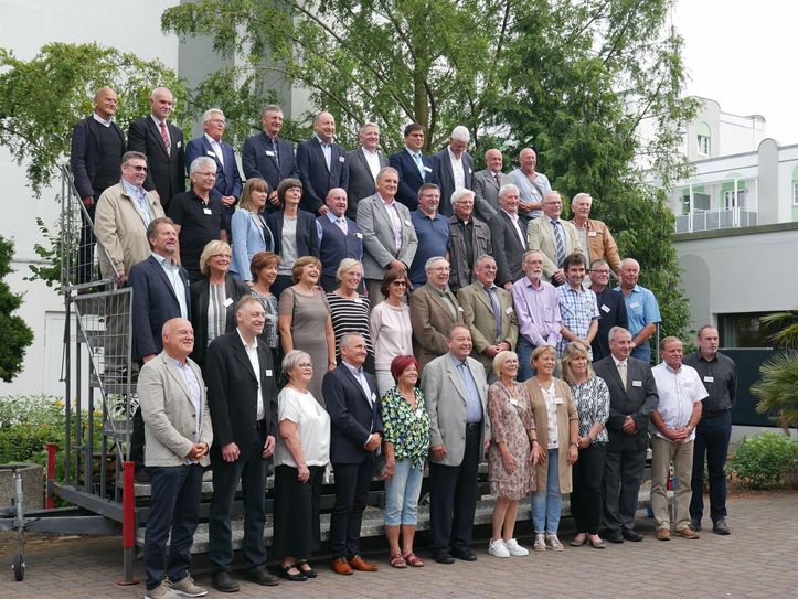 Für eine bewundernswerte 30-jährige Prüfertätigkeit wurden 79 Prüfer mit einer Ehrennadel  »Gold mit Stern« ausgezeichnet.