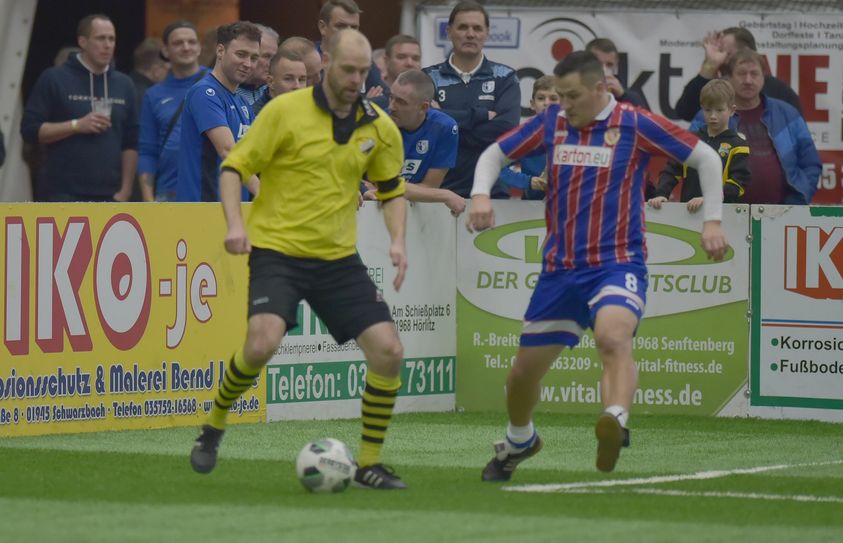 Im Spiel des FC Energie Cottbus gegen den FSV Glückauf Brieske/Senftenberg trafen zwei Mannschaften aufeinander, deren Vereine den Fußball der Region seit Jahrzehnten prägen. Im Bild: Zweikampf zwischen Steven Pötschke (FSV) und Toni Lemke (FCE). Foto: Peter Aswendt