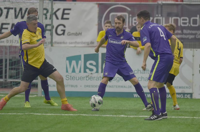 Wismut Aue gewinnt im Endspiel gegen Dynamo Dresden. Am Ball, Marco Kurth für Wismut Aue. Er spiele in der 1. Und 2. Bundesliga auch beim FC Energie Cottbus. Foto: Peter Aswendt