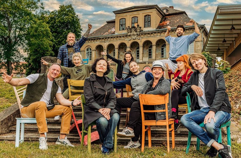 Die Sommergastspiele auf Schloss Uebigau sind längst ein Erfolgsschlager - hier das Team von Santa Maria, ein musikalisches Stück mit Hits von Roland Kaiser.