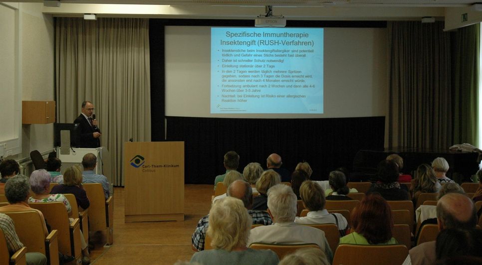 Dr. Frank Hessler macht die Besucher der ersten Medizinischen Sonntagsvorlesung am CTK mit dem Thema Allergien vertraut. Foto: CTK