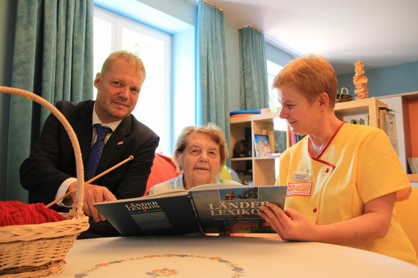 Peter Großpietsch (Aufsichtsratsvorsitzender ASB Dresden & Kamenz gGmbH), Bewohnerin Annelies Volkmer und Tagespflege-Chefin Kerstin Wunderlich.      Foto: Schramm