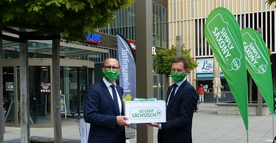Sachsens Ministerpräsident Michael Kretschmer (re.) mit Toni Kunze, Geschäftsbereichsleiter Expansion der EDEKA Grundstücksgesellschaft Nordbayern-Sachsen-Thüringen mbH Foto: meeco