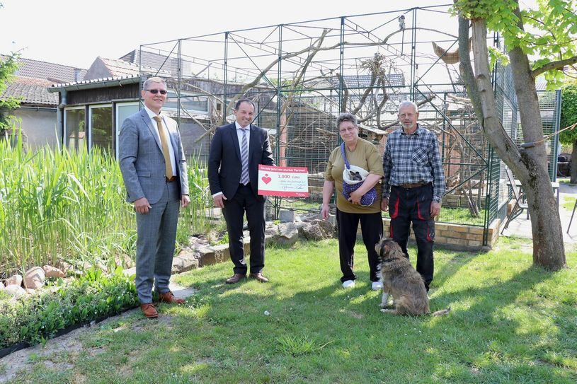 Peter Schmat, Geschäftsstellenleiter der Geschäftsstelle Cottbuser Straße in Forst, Jens Gerards, Direktor der Direktion Forst der Sparkasse Spree-Neiße, Sybille Mai, Schatzmeisterin des Affen-Zoo-Jocksdorf e. V., mit Kängeruhbaby Max und Stefan Mai, Vereinsvorsitzender des Affen-Zoo-Jocksdorf e. V. .