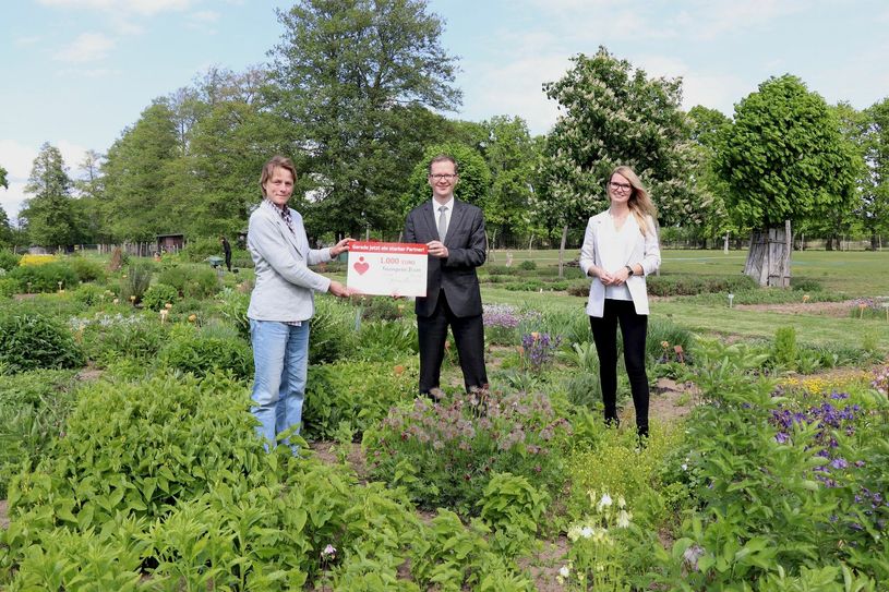 Susanne Leber, Vereinsvorsitzende Arznei- und Gewürzpflanzengarten Spreewald e.V., André Müller, Direktor der Direktion Cottbus-Nord der Sparkasse Spree-Neiße, Melanie Fischer, Geschäftsstellenleiterin der Geschäftsstelle Burg.