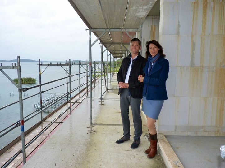 Ina Lachmann und Ehemann Henry Hedrich auf dem Balkon des zweiten Obergeschosses der künftigen „Insel der Sinne“. Foto: meeco Communication Services/Franziska Märtig.