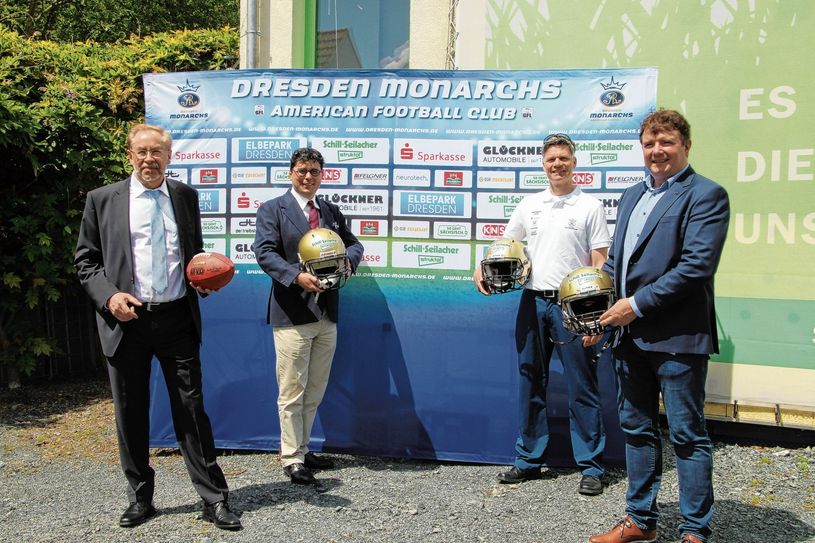 Dr. Uwe Dittrich und Dr. Rüdiger Ackermann von Schill+Seilacher, Ulz Däuber und  Sören Glöckner der Dresden Monarchs (v.l.n.r) als neue Partner. Foto: R. Rink