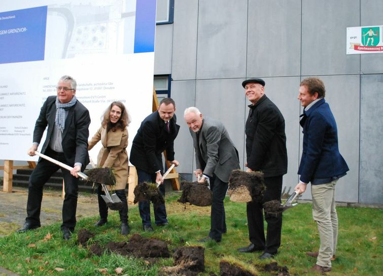 Beim symbolischen Spatenstich (v.l.n.r.): Landrat Bernd Lange, Sonja Rossa-Banthien vom für die Planung zuständigen Landschaftsarchitekturbüro r+b aus Dresden, Leknicas Bürgermeister Piotr Kuliniak, Bad Muskaus Bürgermeister Andreas Bänder und die Bundestagsabgeordneten Thomas Jurk und Michael Kretschmer. Foto: Keil