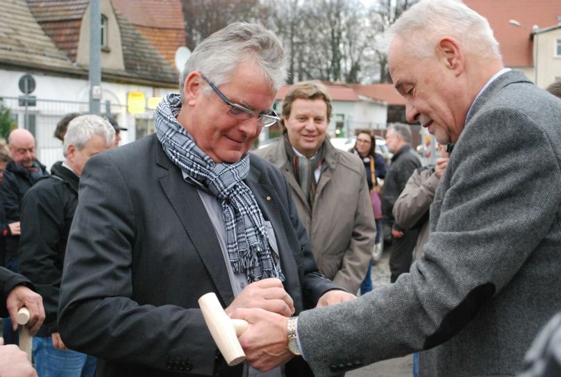 Einen der sechs Spaten ließ sich Bürgermeister Andreas Bänder von allen Beteiligten unterzeichnen. Foto: Keil