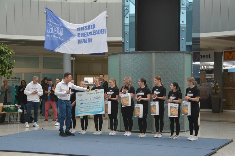 Frank Joho vom Riesapark überreichte einen Scheck über 1.000 Euro zur Unterstützung der Cheerleader.