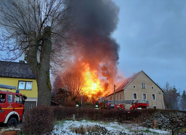 Flammeninferno nach Blitzschlag.