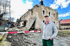 Manfred L. steht vor seinem Haus und dahinter die ehemalige Scheune – alles ist verbrannt. Untergekommen sind er und seine Mutter bei einem Freund im Ort.
