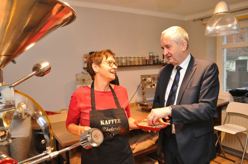 Staatsminister Thomas Schmidt besucht die Kaffeerösterei von Constanze Müller in Wildenhain und staunt über die große Vielfalt der Bohnen.