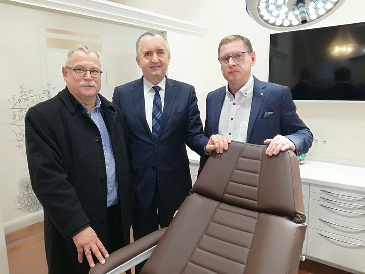 Dr. med. Dr. med. dent. Ronald Mai (r.) mit dem Großenhainer Bürgermeister Tilo Hönicke (l.) und Staatsminister Thomas Schmidt (M.) im neuen Behandlungszimmer. Fotos: FischerPress