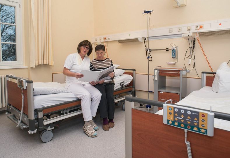 Neue Betten hat auch das G-Haus bekommen, worüber sich Stationsleiterin Andrea Schramm und die Patientin freuen. Foto: Klinikum