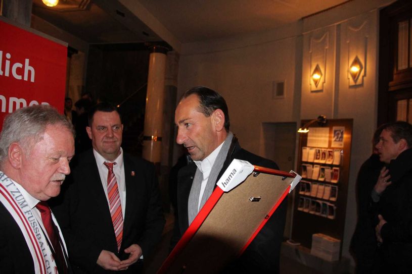 Dr. Frank Käßner überreicht FCE-Präsident Neubert ein Präsent. Foto: jho