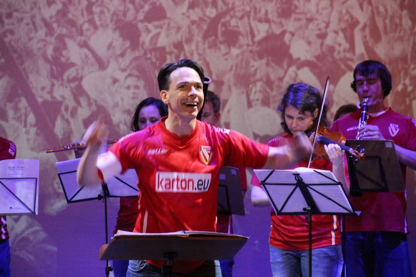 Das Orchester des Staatstheaters unter Leitung von Evan Christ spielte FCE-Hits - stilecht im Trikot des Clubs. Foto: jho