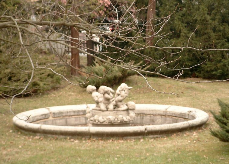 Die verschwundene Steinskulptur. Foto: Polizei