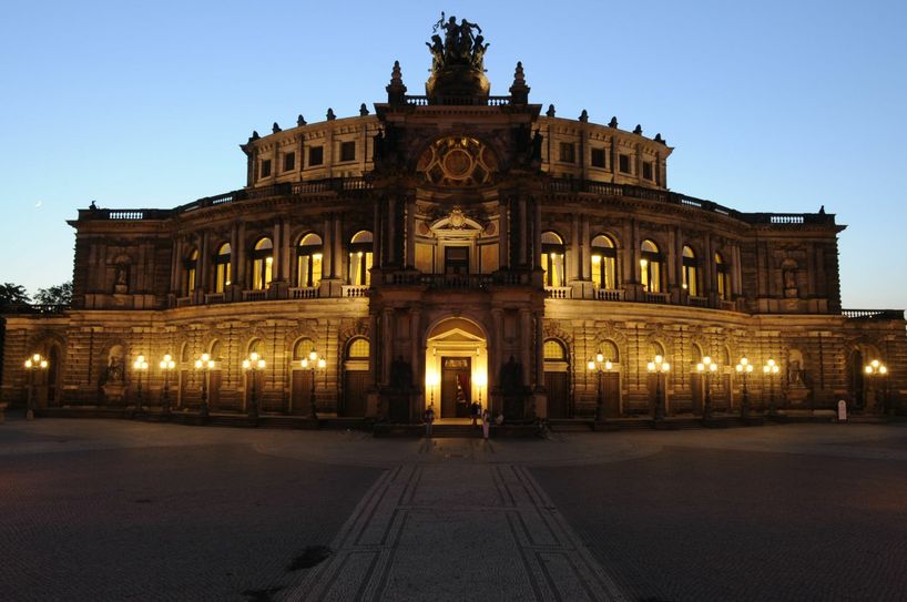 Die Semperoper in der Dämmerung. Foto: Matthias Creutziger