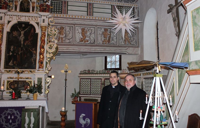 Kirchvorsteher Horst Aßmus und Pfarrer David Keller in der Schellerhauer Kirche (v. re.)        Foto: Schubert