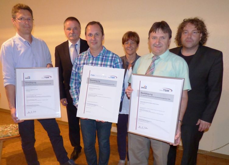 V.l.: Marco Hülse (Sachgebietsleiter Trinkwasser/Gas/Fernwärme, SWW), Reinhard Rauh (Geschäftsführer DVGW Mitteldeutschland), René Marko (Sachgebietsleiter Strom/Abwasser, SWW), Petra Brünner (Geschäftsführerin SWW), Rüdiger Mönch (Vorsitzender Wasserzweckverband Mittlere Neiße-Schöps) und Torsten Pötzsch (Oberbürgermeister Stadt Weißwasser). Foto: Stadtwerke