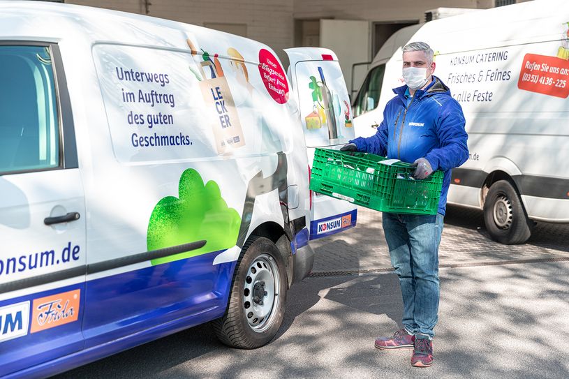 Mitarbeiter Sten Sändig belädt den Lieferwagen