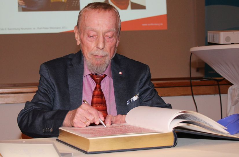Ernst-Ullrich R. Neumann konnte sich während des diesjährigen Frühjahrsempfangs der Kreisstadt Senftenberg am 13. März in das Goldene Buch der Stadt eintragen. Am 2. November ist er verstorben.
