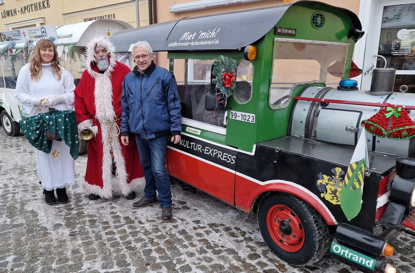Gehören zum Adventsuaber in Ortrand: Weihnachtsengel und Weihnachtsmann sowie der Ortrander Kulturexpress.