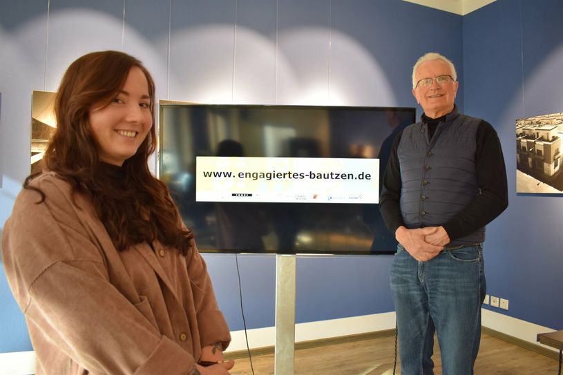 Lisa Wendler vom Steinhaus und Dietmar Stange vom Tourismusverein präsentieren die neue Internetseite für die Bautzner.