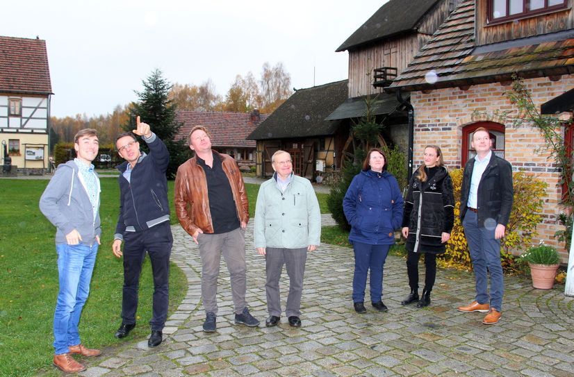 Dieses Team um Krabatmühlen-Geschäftsführer Tobias Zschieschick (2.v.l.) hatte zum Pressetermin eingeladen, um über die Neuerungen rund um die Krabat Saga zu informieren.