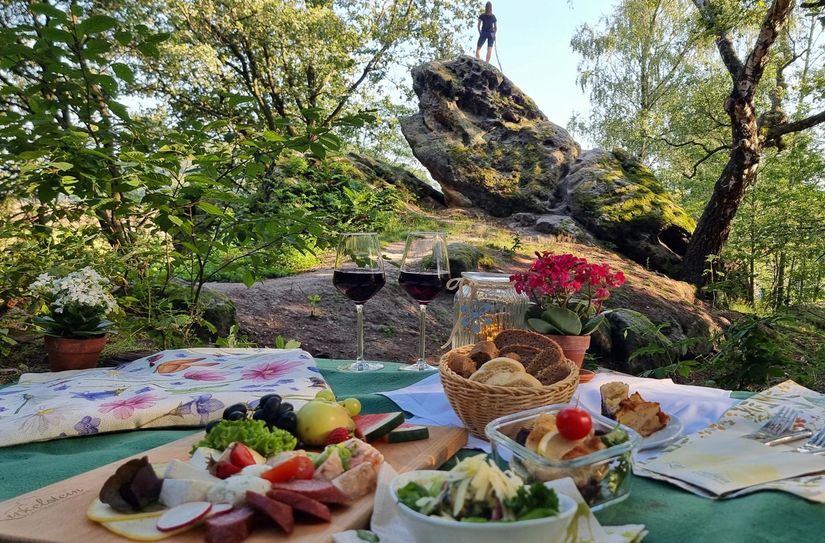 Highlight am Tag der Romantik am 5. September: Romantisches Picknick an der Kaiserkrone in der Sächsischen Schweiz - im Hintergrund der Felsen, auf den Caspar David Friedrich den Wanderer über dem Nebelmeer gestellt hat.
