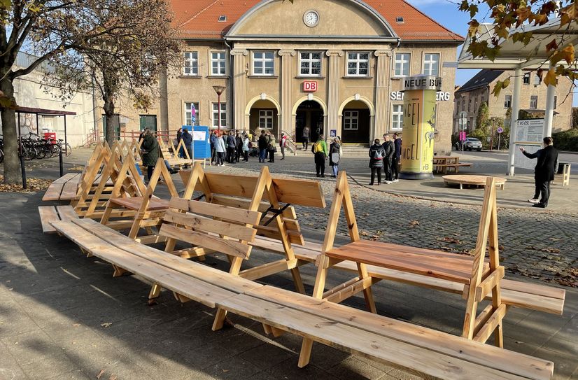 Während des Baufestivals wurden verschiedene Sitzelemente aus Kiefer und Douglasie für den Bahnhofsvorplatz geschaffen.
