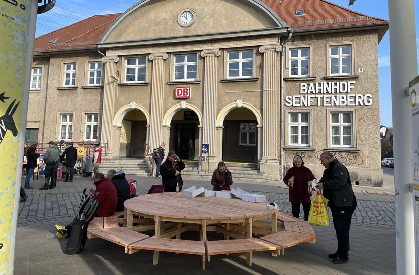 Während des Baufestivals wurden verschiedene Sitzelemente aus Kiefer und Douglasie für den Bahnhofsvorplatz geschaffen.