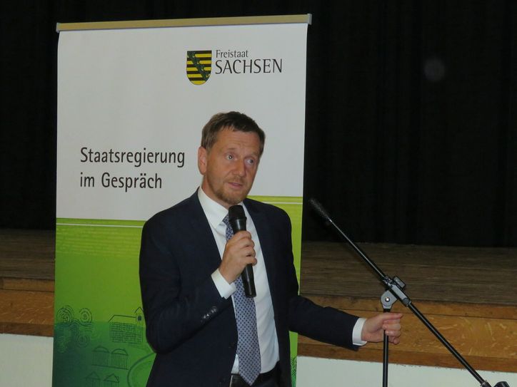 Ministerpräsident Michael Kretschmer begrüßt die anwesenden Gäste und freut sich auf interessante Gespräche. Foto: Matthias Stark