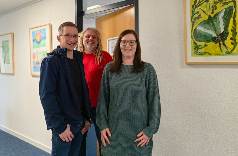Kay Münster (Geschäftsführer), Klaus Heidemann (Marketing) und Denise Münch (Hausverwaltung) haben ihr Büro in der Dresdner Johannstadt mit Kinderzeichnungen des Sonnenstrahl e.V. geschmückt. Für den Verein engagiert sich Reppe und Partner-Immobilien.