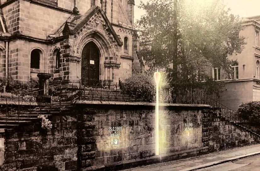 Die visualisierte Darstellung des künftigen Denkmals vor der Evangelischen Kirche in Decin.