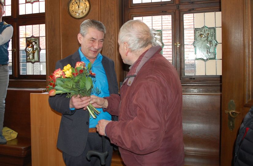 Bürger gratulieren dem neu gewählten Oberbürgermeister Tim Lochner.