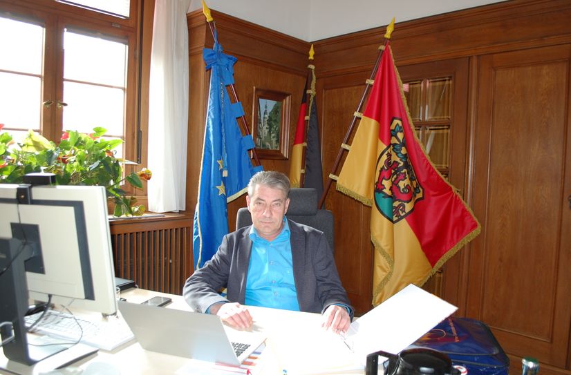 Tim Lochner an seinem neuen Arbeitsplatz des Oberbürgermeisters der Stadt Pirna.