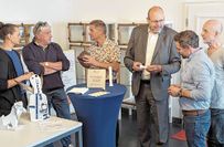 Meißens Kulturreferentin Sara Engelmann, Olaf Fieber, Jens Petzold, Oberbürgermeister Olaf Raschke, Frank Pietzsch und Andreas Ehret (v.l.n.r.) bei der Vorstellung des Gewinnerprojekts »Meißen KI – Kommunale Intelligenz durch Kooperation«.