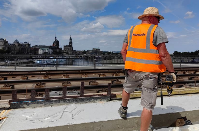 Alle Verschlussteile erneuern – das waren Arbeiten der Firma Hentschke-Bau bei der Sanierung von A und B  2023. Epoxidharz, Kratzspachtel, Schweißbahnen, Asphaltbeton – genützt hat es nichts mehr.