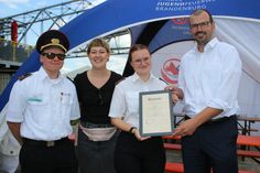 Vize-Jugendwart Christian Stolze (l.) hat es wohl schon vorher gewusst, für Anja Lehman (2.v.r.) kam die Urkunde, überreicht von Minister Freiberg (r.), wohl etwas überraschend.                                                                                           Foto:wit