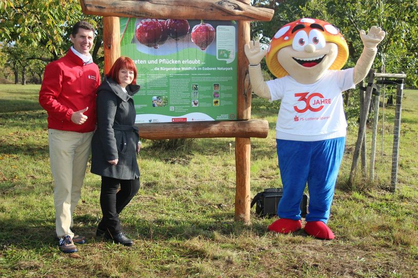 Nach einem süßen  Programm der Kinder aus der Kita »Olga-Günther-Mechel«, eröffneten Rene Stolpe von der Sparkassenstiftung und Andrea Opitz vom Kerngehäuse e.V.  (v.l.) die Waldhufen-Wiese.                     Foto:wit