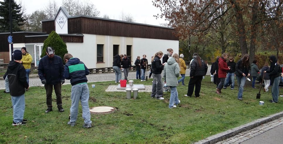 Rund 400 Tulpen und Narzissen werden im nächsten Frühjahr vor dem Lübbener Paul-Gerhardt-Zentrum die Passanten erfreuen. 30 Schüler einer 8. Klasse des Paul-Gerhardt-Gymnasiums haben die Zwiebeln kürzlich in die Erde gesetzt.