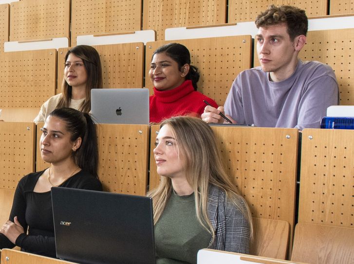 Studierende im Hörsaal.