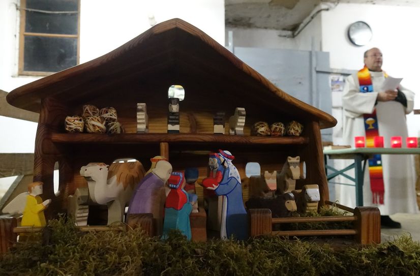Der etwas andere Gottesdienst zum Dreikönigstag – im Stall zwischen Schafen.