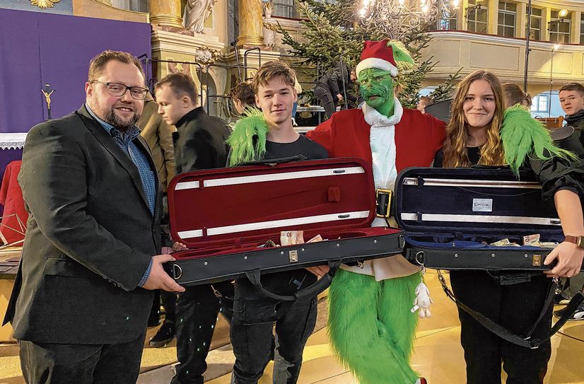 Stolz übergaben die Schüler, unterstützt vom Grinch, das gespendete Geld an Andreas Führlich, Vorsitzender des Sonnenstrahl e.V..